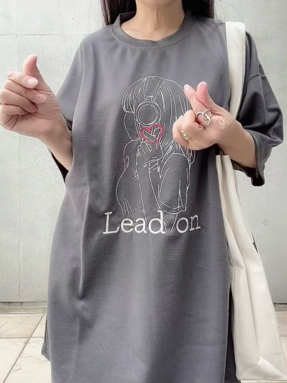 グレー系のTシャツ/カットソー、ホワイト系のトートバッグ、ベージュ系のサンダルを着用したレディースの夏コーディネートの4枚目の写真