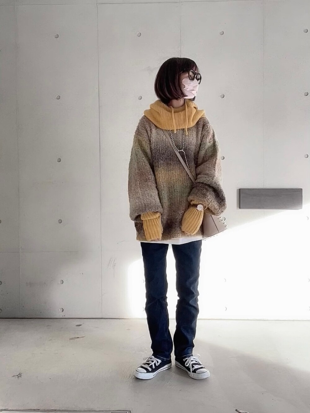「バラクラバ、ニット、アームウォーマー、シンプルスタイル、モノマート(MONO-MART)、グラデーション、ゆるコーデ、レイヤードスタイル、オトナカジュアル、大人カジュアル、オーバーサイズ、ほめられ本命コーデ」|「SOMETHINGのSOMETHING BODYFIRE 裏起毛あったかテーパードパンツ【暖】冬用暖かいデニム(デニムパンツ、ブルー系)」を使った、なな☺︎さん(レディース・155cm)の冬コーディネートの2枚目の写真
