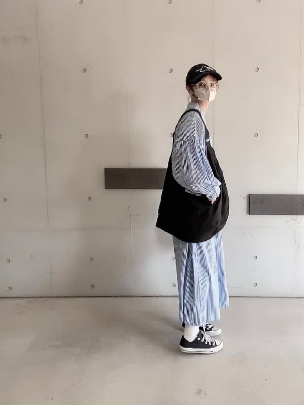「プチプラ、春服みてみて、ANGIE VINTAGE、シャツワンピ、ストライプワンピース、AMERICAN NEEDLE、大人カジュアル、オトナカジュアル、休日スタイル、ミリタリーベスト、ストライプ、休日コーデ、ベスト、メガネ女子」|「ANGIEのインドボイル ボリュームスリーブシャツワンピース(シャツワンピース、ブルー系)」を使った、なな☺︎さん(レディース・155cm)の春コーディネートの4枚目の写真