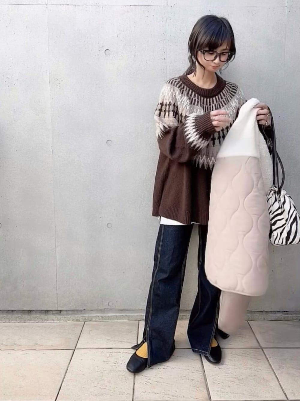 「シンプル、休日コーデ、巾着バッグ、ノルディック柄、ゼブラ柄、カンフーシューズ、スリットデニム、corners_style、apretro」|「CORNERSの【インフルエンサーKRさん×CORNERSコラボ】ノルディックニット(ニット/セーター、ブラウン系)」を使った、なな☺︎さん(レディース・155cm)の秋コーディネートの5枚目の写真