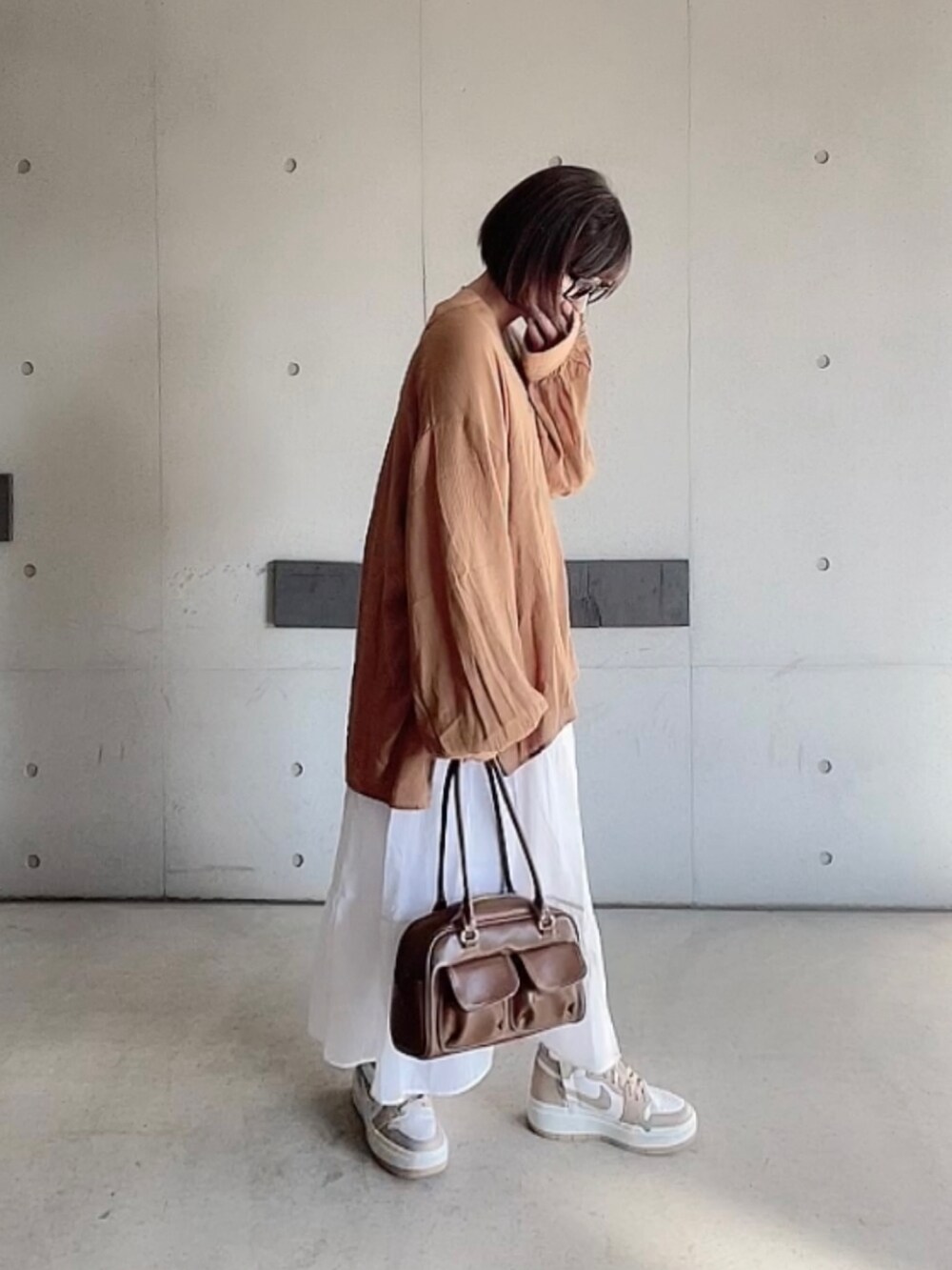 「春コーデ、プチプラ、春服みてみて、キャミワンピ、selectMOCAbyson、selectmoca、キーネック、レイヤードスタイル、お出かけコーデ、シンプルコーデ、スニーカー、オトナカジュアル、大人カジュアル」｜「select MOCA by sonのキーネックボリュームスリーブオーバーブラウス（シャツ/ブラウス、ブラウン系）」を使った、なな☺︎さん（レディース・155cm）の春コーディネートの2枚目の写真