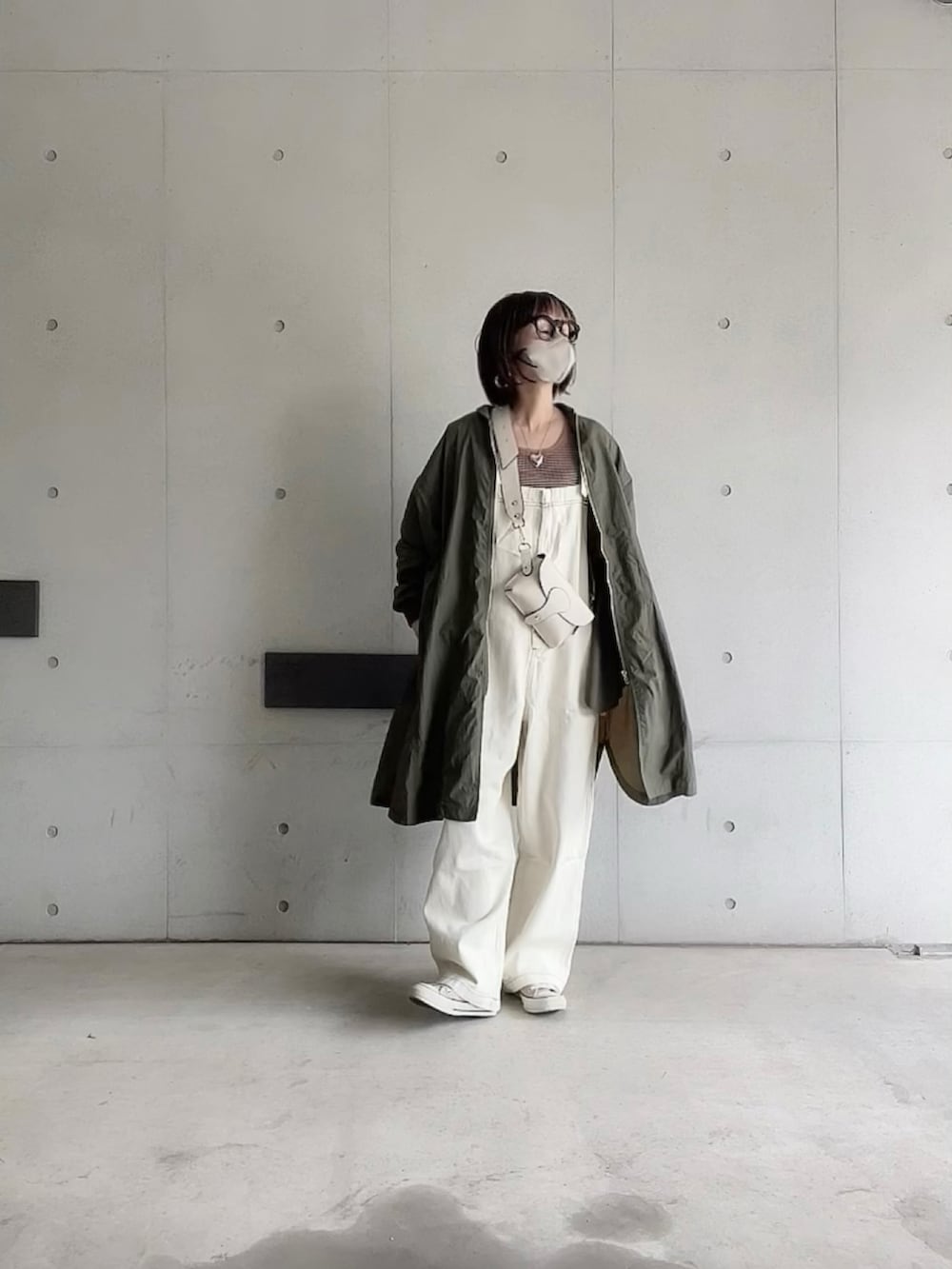 「休日スタイル、MA-1、ECRIRE、メガネ女子、春コーデ、春アウター、オトナカジュアル、大人カジュアル、いまどきジャケット写真、スニーカー」｜「ECRIREの【nanaコラボ】さらっと一枚でキマる。オーバーサイズMA-1（MA-1、グリーン系）」を使った、なな☺︎さん（レディース・155cm）の春コーディネートの2枚目の写真