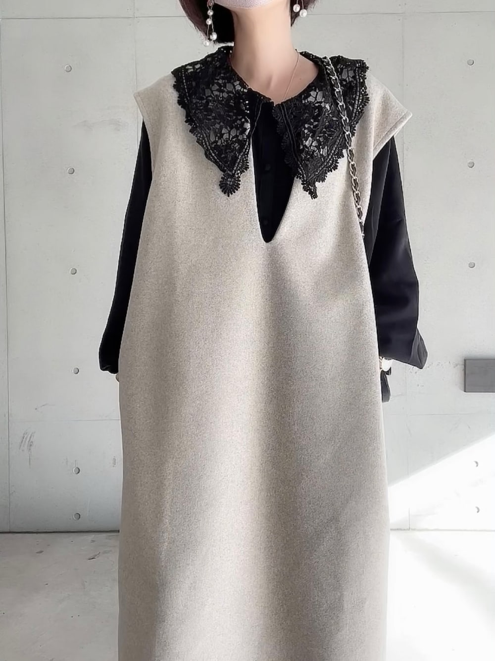 ベージュ系のワンピース、ブラック系のシャツ/ブラウス、ブラック系のブーツを着用したレディースの冬コーディネートの5枚目の写真