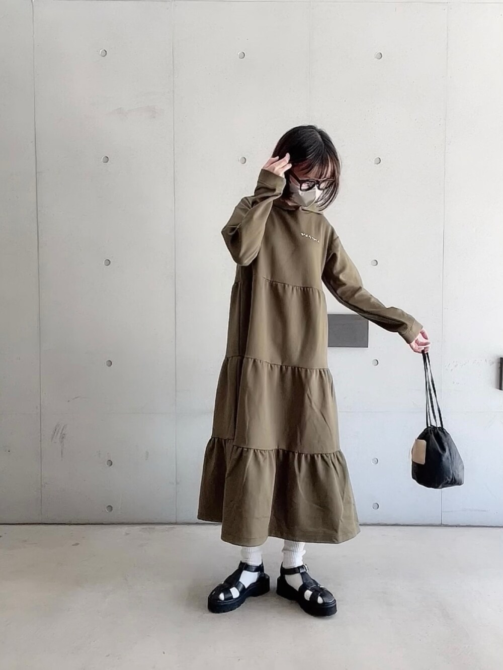 「厚底シューズ、tobbyagnesb、ワンピースコーデ、ロゴワンピース、ティアードワンピース、シンプルコーデ、大人カジュアル、オトナカジュアル、ワンピース、春コーデ、グルカサンダル、低身長、ミニバッグ」｜「To b. by agnes b.のWEB限定 WT77 ROBE ティアードフーディーワンピース（ワンピース、グリーン系）」を使った、なな☺︎さん（レディース・155cm）の冬コーディネートの3枚目の写真