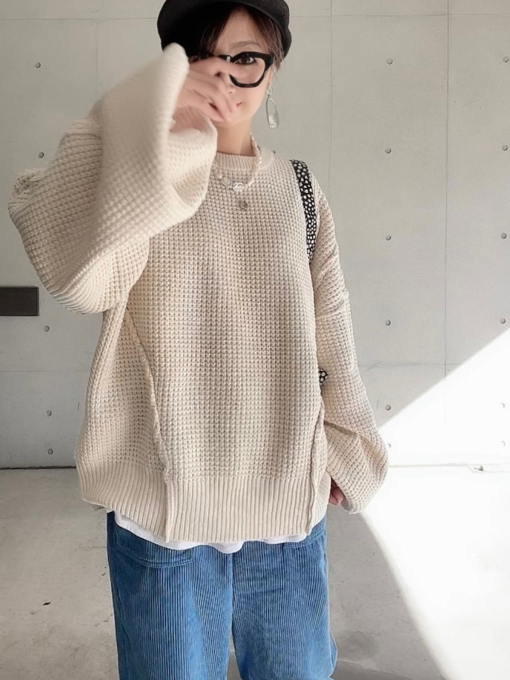 「重ね着ベストシーズン、パンツスタイル、ニット、キャップ、ストリート、ビッグシルエット、レイヤードスタイル、オトナカジュアル、大人カジュアル、ベイカーパンツ、骨格ナチュラル、カラーコーデ、シンプルコーデ、PR、selectmoca」｜「select MOCAのオーバーボリュームスリーブニット（ニット/セーター、ホワイト系）」を使った、なな☺︎さん（レディース・155cm）の秋コーディネートの4枚目の写真