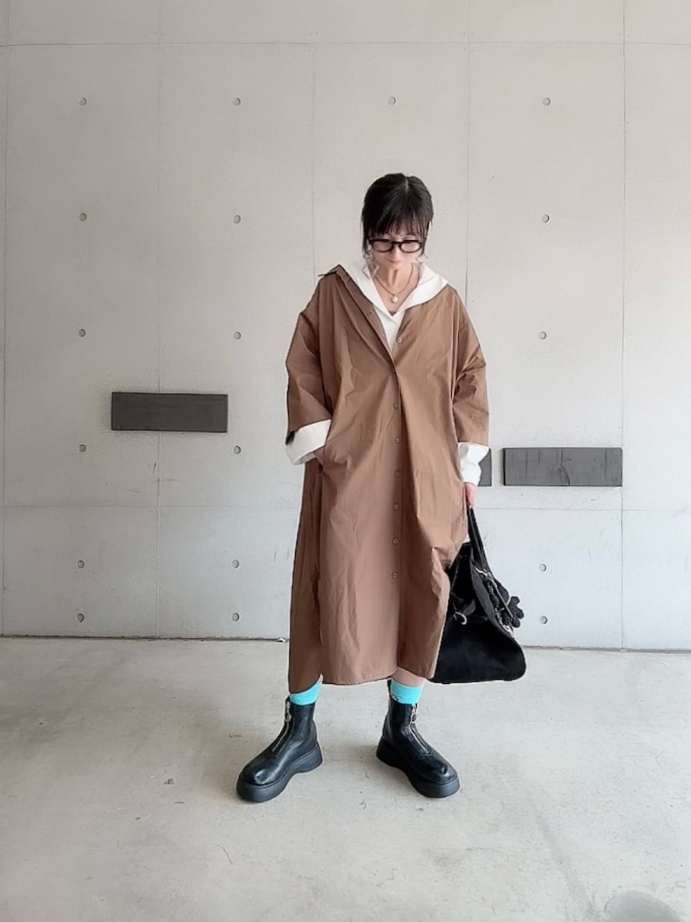 「UNIQLO、UNIQLOC、シャツワンピ、レイヤードスタイル、オトナカジュアル、大人カジュアル、haku、holaolivia」｜「UNIQLOのアイテム（シャツワンピース、ブラウン系）」を使った、なな☺︎さん（骨格ナチュラル・レディース・155cm）の春コーディネートの5枚目の写真