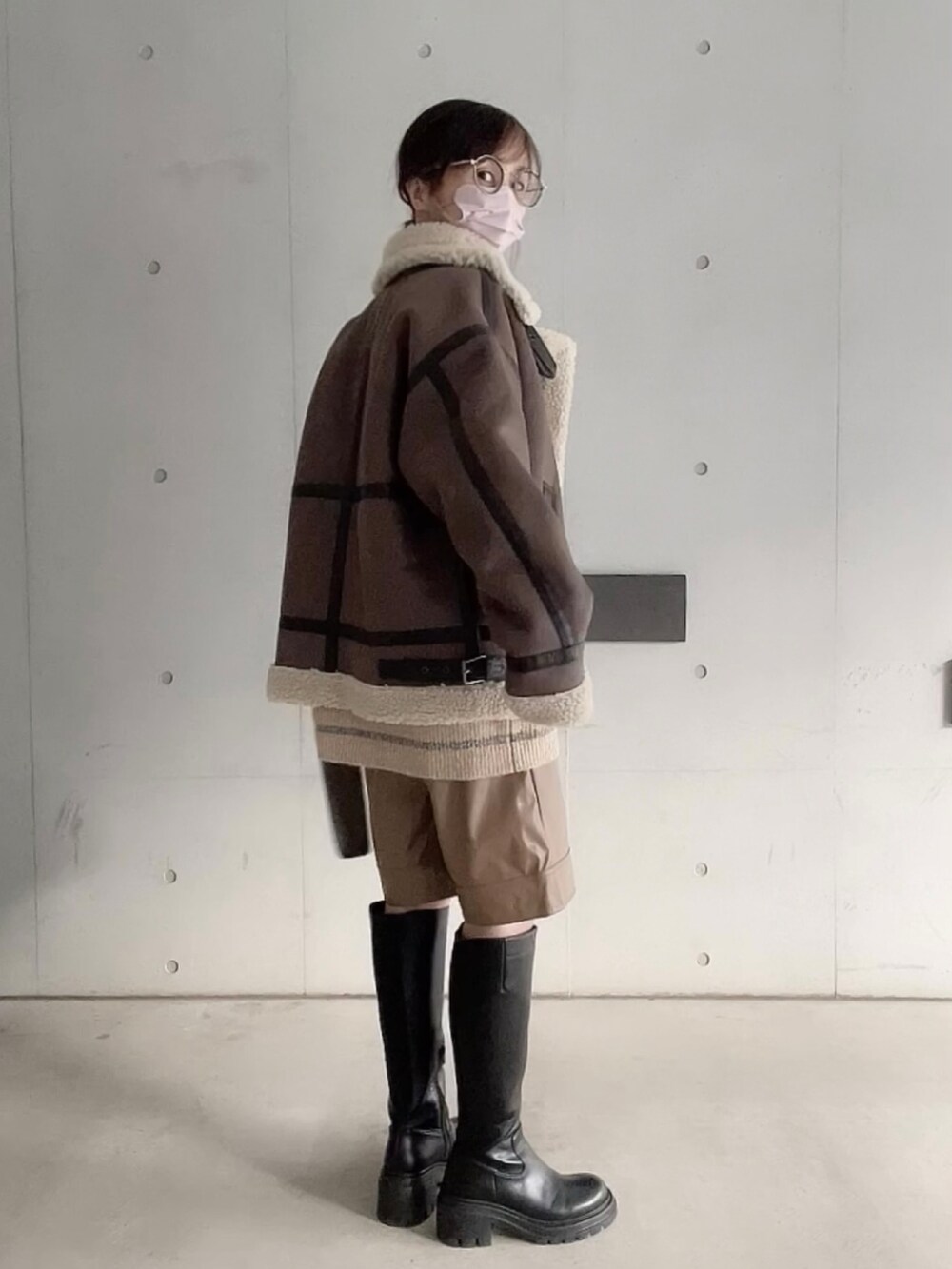 「alpha、B-3、alpha_industries_japan、Alpha Industries、モノマート(MONO-MART)、mivialoca、ハーフパンツ、ロングブーツ、オトナカジュアル、大人カジュアル、ボアジャケット」|「ALPHAのB-3フェイクムートン オーバーサイズ(ムートンコート、ブラウン系)」を使った、なな☺︎さん(レディース・155cm)の冬コーディネートの4枚目の写真