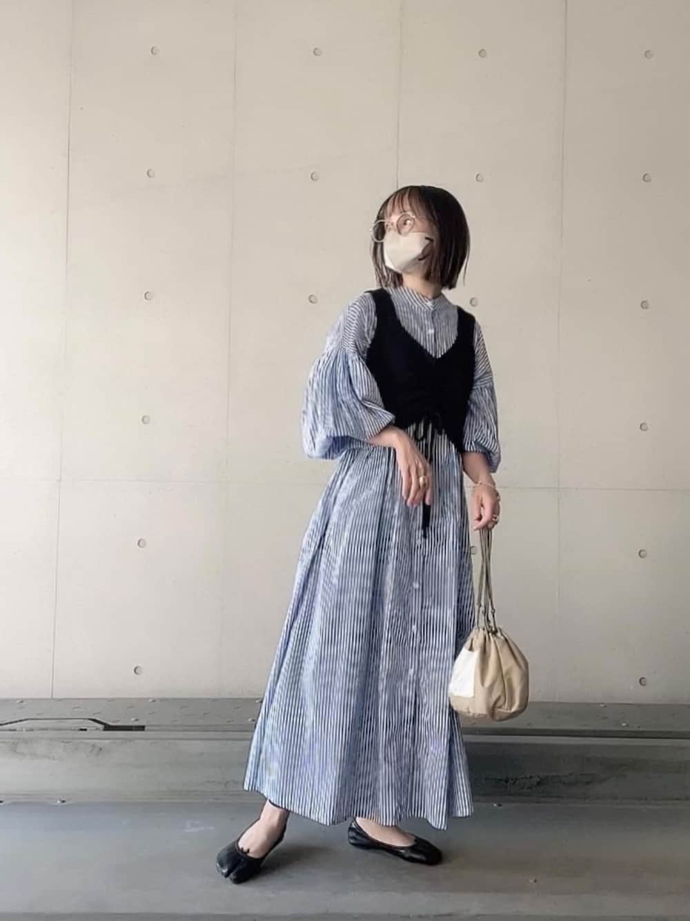 「ANGIE VINTAGE、シャツワンピ、ストライプワンピース、春コーデ、ビスチェ、レイヤードスタイル、オトナカジュアル、大人カジュアル、足袋バレエ、メガネ女子、休日スタイル、ボリューム袖」｜「ANGIEのインドボイル ボリュームスリーブシャツワンピース（シャツワンピース、ブルー系）」を使った、なな☺︎さん（レディース・155cm）の春コーディネートの5枚目の写真