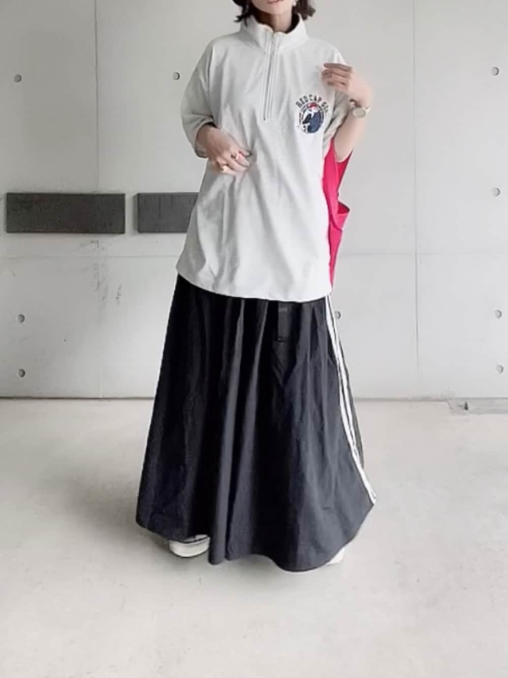 「SlashDate、ハーフジップ、Red Cap Girl、春ファッション、シンプルコーデ、tiptop、tipコーデ、ティアードスカート」｜「Red Cap Girlの【Red Cap Girl／レッドキャップガール】別注 ミニ裏毛 ワンポイント胸刺繍 ハーフジップ オーバーサイズ 推し活（Tシャツ/カットソー、グレー系）」を使った、なな☺︎さん（レディース・155cm）の春コーディネートの5枚目の写真