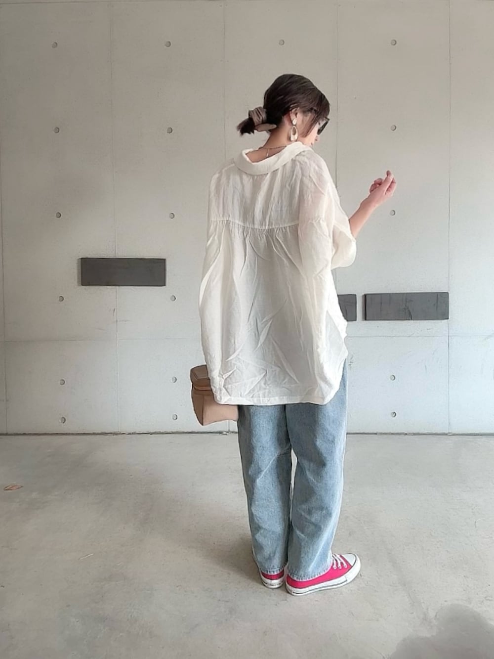 「春めき満開コーデ、春コーデ、シャツスタイル、シャツコーデ、シンプルコーデ、オトナカジュアル、大人カジュアル、notch.、SOTT、PR」｜「notch.の裾ドロストシャツ（シャツ/ブラウス、ホワイト系）」を使った、なな☺︎さん（骨格ナチュラル・レディース・155cm）の春コーディネートの2枚目の写真