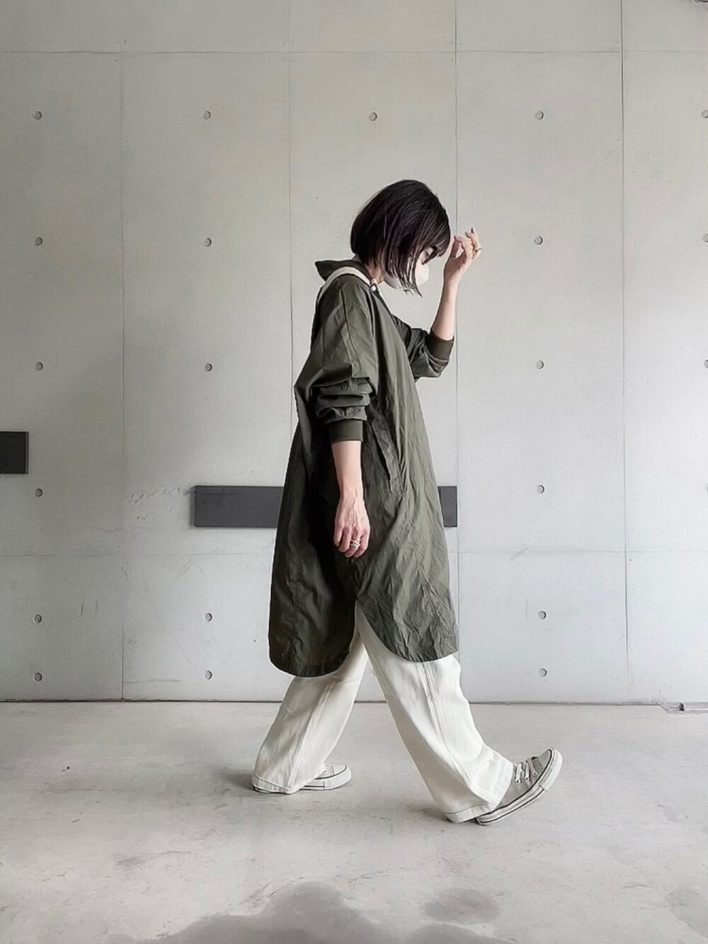 「休日スタイル、MA-1、ECRIRE、メガネ女子、春コーデ、春アウター、オトナカジュアル、大人カジュアル、いまどきジャケット写真、スニーカー」｜「ECRIREの【nanaコラボ】さらっと一枚でキマる。オーバーサイズMA-1（MA-1、グリーン系）」を使った、なな☺︎さん（レディース・155cm）の春コーディネートの3枚目の写真