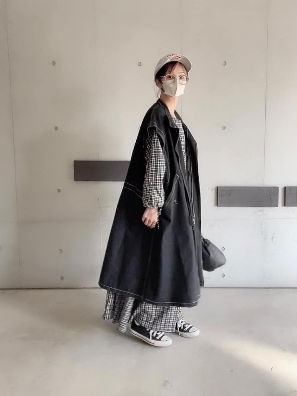「春服デビュー宣言、ワンピース、forksy、ミリタリーベスト、春アウター、春コーデ、オトナカジュアル、大人カジュアル、ビッグシルエット、AMERICAN NEEDLE、シンプルコーデ、低身長」|「forksy.の【forksy.】ドロストシャーリングボリュームスリーブワンピース(ワンピース、ブラック系)」を使った、なな☺︎さん(レディース・155cm)の春コーディネートの2枚目の写真