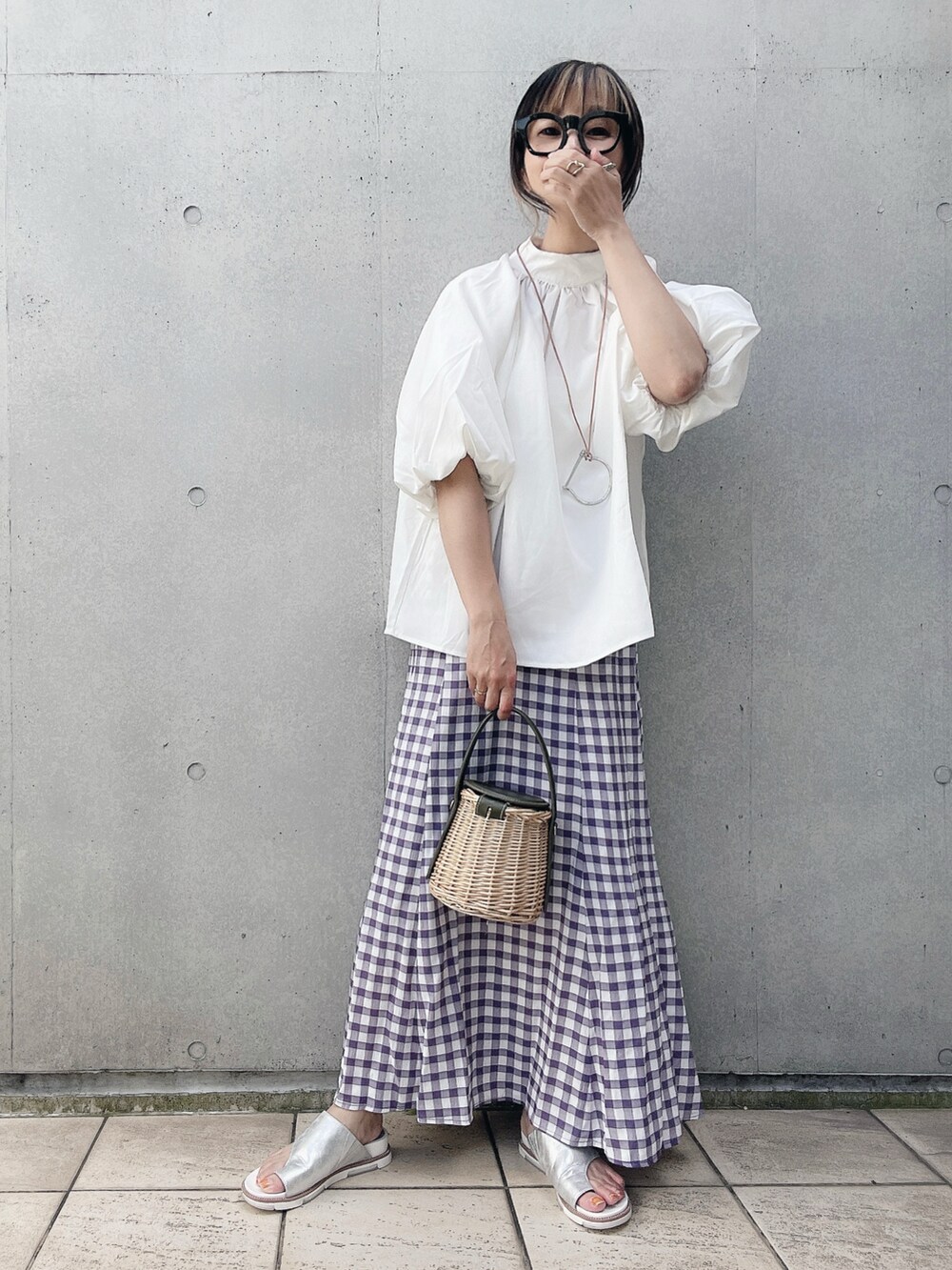 「birthdayroom、バルーン袖、バルーンスリーブ、大人カジュアル、オトナカジュアル、トングサンダル、ANDEX shoes product(ANDEX shoes product)、かごバッグ、マーメイドスカート、CENE、サージカルステンレス」|「Birthday roomのバルーン袖プチハイネックブラウス(シャツ/ブラウス、ホワイト系)」を使った、なな☺︎さん(レディース・155cm)の夏コーディネートの2枚目の写真