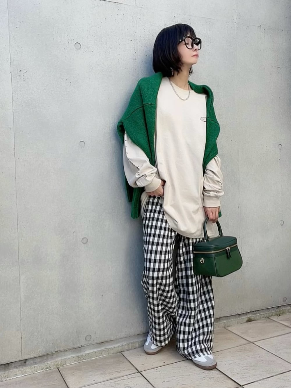 ベージュ系のTシャツ/カットソー、ブラック系のその他パンツ、グリーン系のショルダーバッグを着用したレディースの秋コーディネートの2枚目の写真