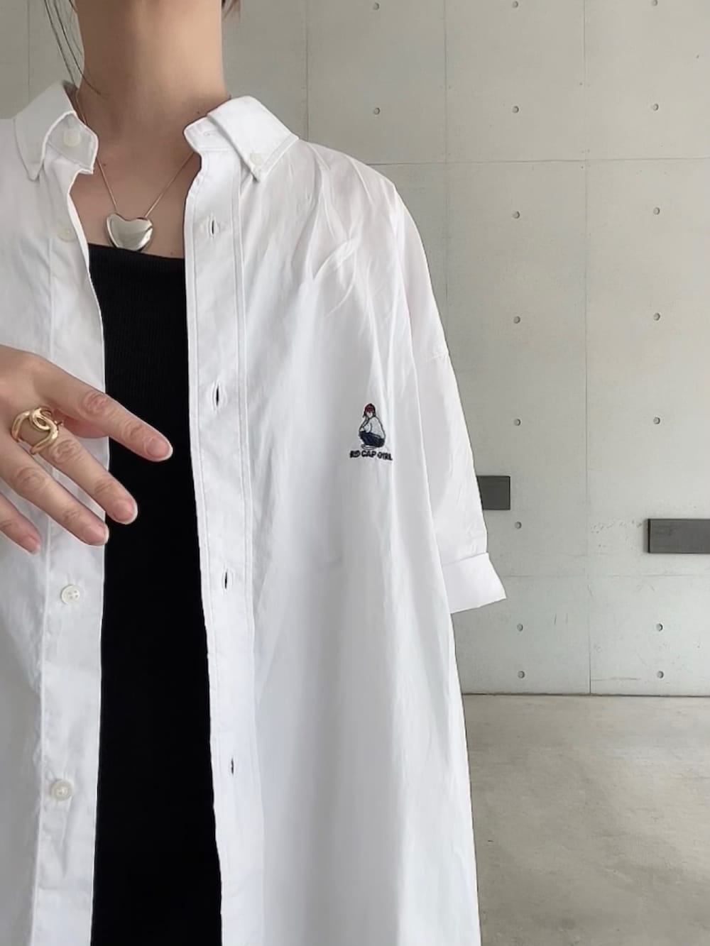 ホワイト系のシャツ/ブラウス、ブラック系のワンピース、ホワイト系のトートバッグを着用したレディースの夏コーディネートの5枚目の写真