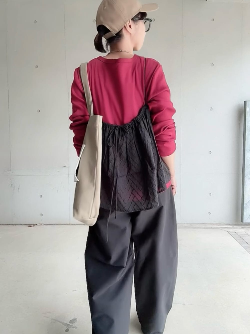 「PR、omnes、ビスチェ、キャミビスチェ、レイヤードスタイル、シンプルコーデ、秋服準備はじめました、ニット帽、NEWERA、ベースホールキャップ、ユニクロ、GU」｜「OMNESのコットンドビーキャミソール（キャミソール、ブラック系）」を使った、なな☺︎さん（骨格ナチュラル・レディース・155cm）の秋コーディネートの5枚目の写真