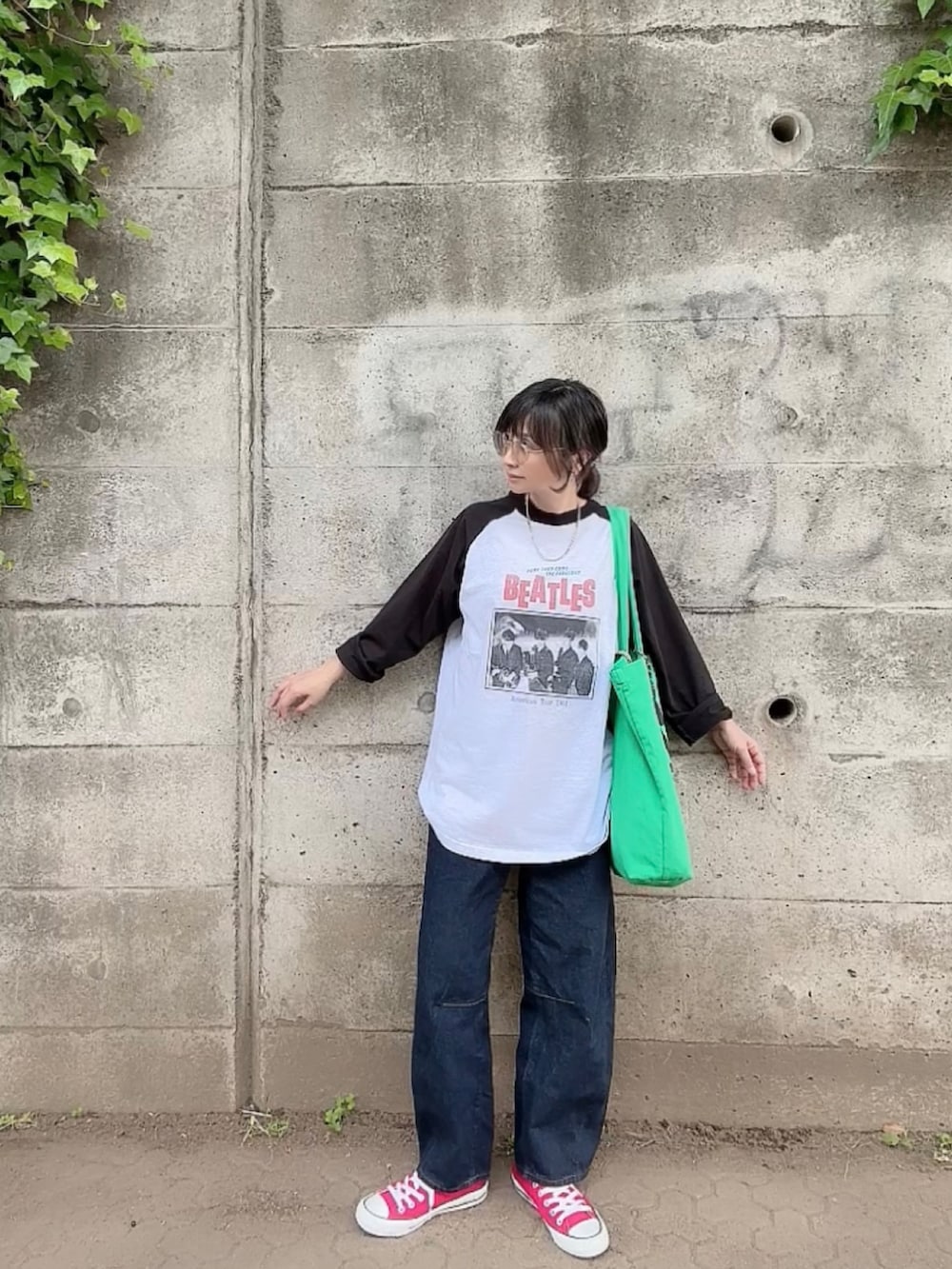 「アメカジ、サングラス、モノトーン、オトナカジュアル、大人カジュアル、PR、VENCE share style、ビートルズ、ビートルズT、ラグランTシャツ」｜「The Beatlesの【別注】THE BEATLES ザ ビートルズ ツアーラグランロンT（Tシャツ/カットソー、グレー系）」を使った、なな☺︎さん（骨格ナチュラル・レディース・155cm）の春コーディネートの2枚目の写真