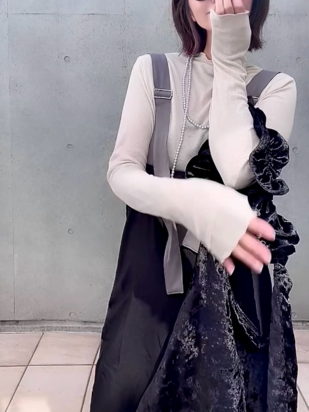 「PR、Bou Jeloud、サロペット、サロペットワンピース、シアートップス、レイヤードスタイル、秋コーデ、シンプルコーデ、オトナカジュアル、大人カジュアル」｜「Bou Jeloudのサロペットワンピース（サロペット/オーバーオール、その他）」を使った、なな☺︎さん（レディース・155cm）の秋コーディネートの3枚目の写真