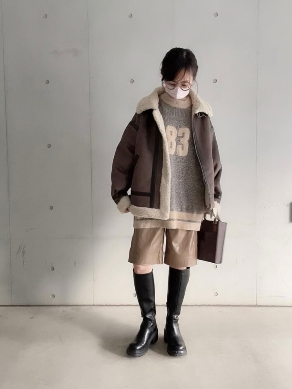 「alpha、B-3、alpha_industries_japan、Alpha Industries、モノマート(MONO-MART)、mivialoca、ハーフパンツ、ロングブーツ、オトナカジュアル、大人カジュアル、ボアジャケット」|「ALPHAのB-3フェイクムートン オーバーサイズ(ムートンコート、ブラウン系)」を使った、なな☺︎さん(レディース・155cm)の冬コーディネートの3枚目の写真