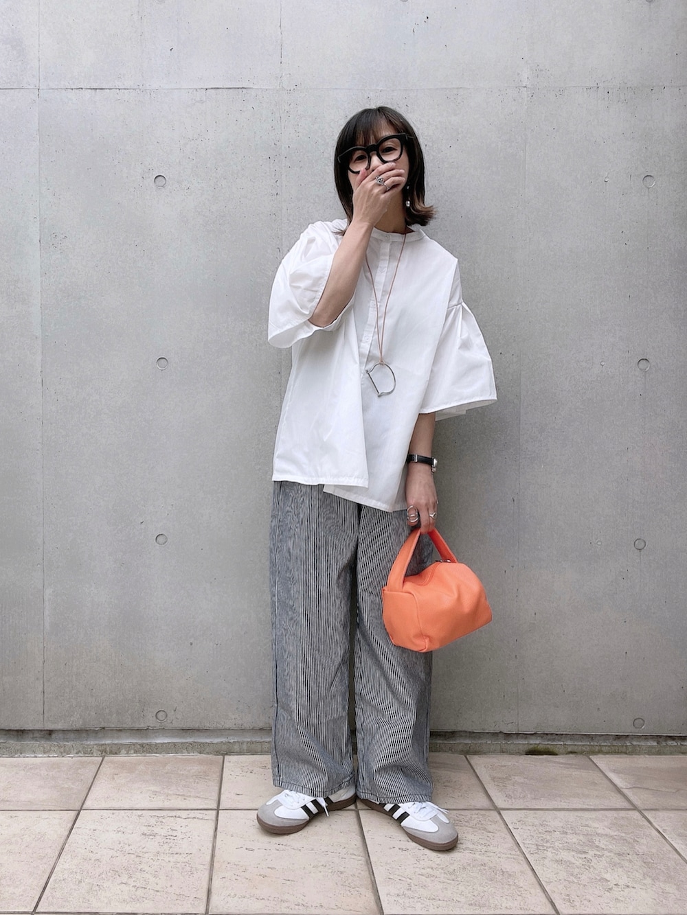 「シャツスタイル、bohmal、ボマール、春夏コーデ、シンプルコーデ、Lee、leejapan、大人カジュアル、オトナカジュアル、前後2way、ボリューム袖、低身長」|「bohmalの前後2way袖タックシャツ(シャツ/ブラウス、ホワイト系)」を使った、なな☺︎さん(レディース・155cm)の春コーディネートの4枚目の写真