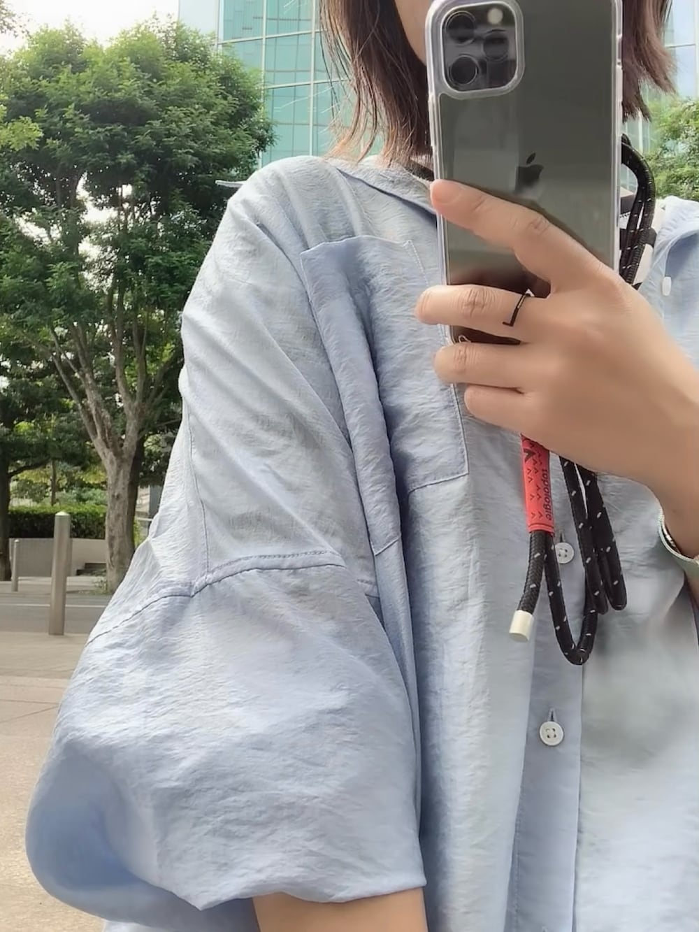 ブラック系のスマホグッズ、その他のスマホケース/カバーを着用したレディースの秋コーディネートの4枚目の写真