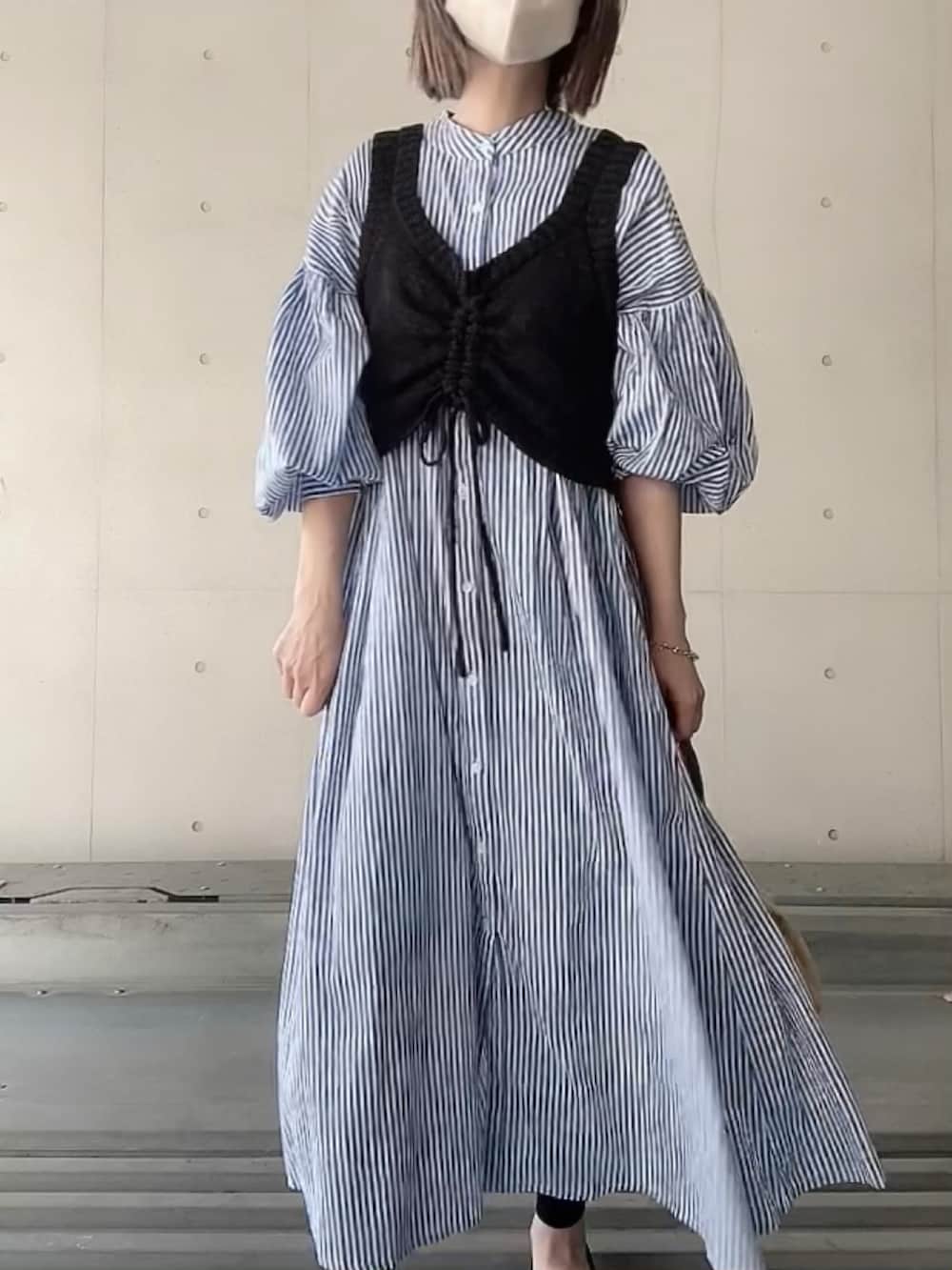 「ANGIE VINTAGE、シャツワンピ、ストライプワンピース、春コーデ、ビスチェ、レイヤードスタイル、オトナカジュアル、大人カジュアル、足袋バレエ、メガネ女子、休日スタイル、ボリューム袖」｜「ANGIEのインドボイル ボリュームスリーブシャツワンピース（シャツワンピース、ブルー系）」を使った、なな☺︎さん（レディース・155cm）の春コーディネートの3枚目の写真