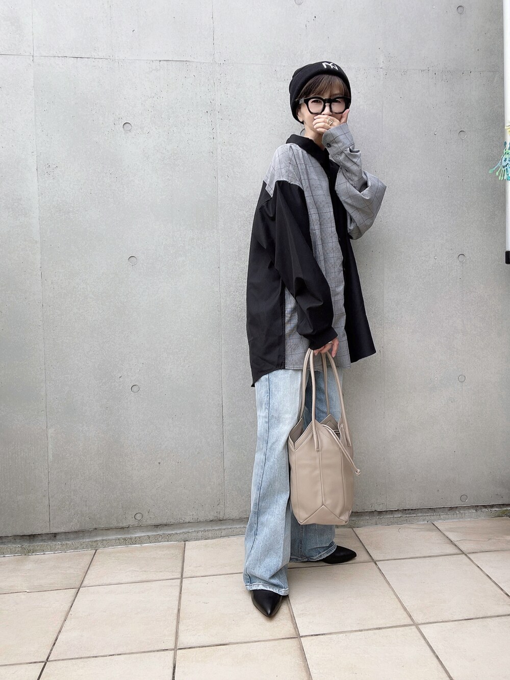 「シンプルスタイル、シンプルコーデ、confirm、コンファーム、クレリックシャツ、EDWIN、フレアデニム、ショートブーツ、サイドゴアブーツ、clarks、クラークス、大人カジュアル、オトナカジュアル」｜「ConfirmのTRクレリックLSビッグシャツ 【Confirm / コンファーム】（シャツ/ブラウス、ブラック系）」を使った、なな☺︎さん（レディース・155cm）の秋コーディネートの4枚目の写真