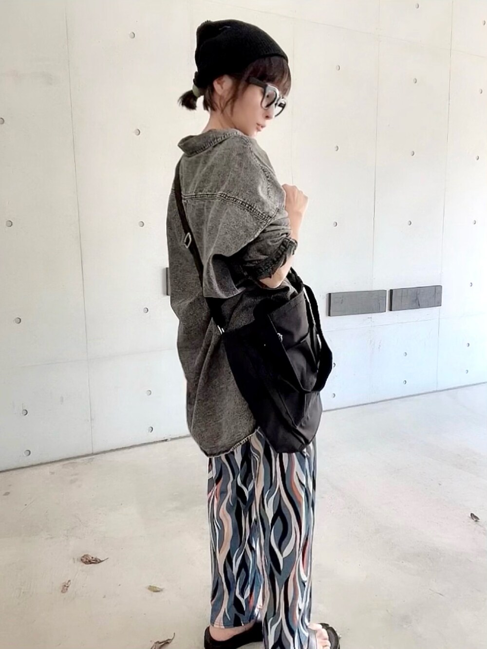 「アツいコーデ全部見せ、大人女子、リラックススタイル、秋先取りコーデ、パンツスタイル、ラクチンコーデ、オトナカジュアル、大人カジュアル、オーバーサイズ、ゆるコーデ、florist、mivialoca、REAL STYLE」｜「REAL STYLEのサラてろウェーブパンツ（パンツ、ブルー系）」を使った、なな☺︎さん（レディース・155cm）の夏コーディネートの5枚目の写真