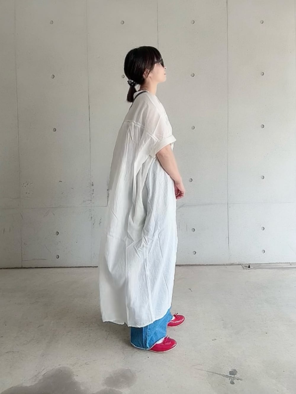 「PR、notch.、notch by kr、ピンタックワンピース、インド綿、レイヤードスタイル、デニムパンツ、ワイドパンツ、オトナカジュアル、ゆるシルエット、低身長女子」｜「notch.の【 notch. by KR 】インド綿　ヨークピンタックワンピース（ワンピース、ホワイト系）」を使った、なな☺︎さん（骨格ナチュラル・レディース・155cm）の春コーディネートの2枚目の写真
