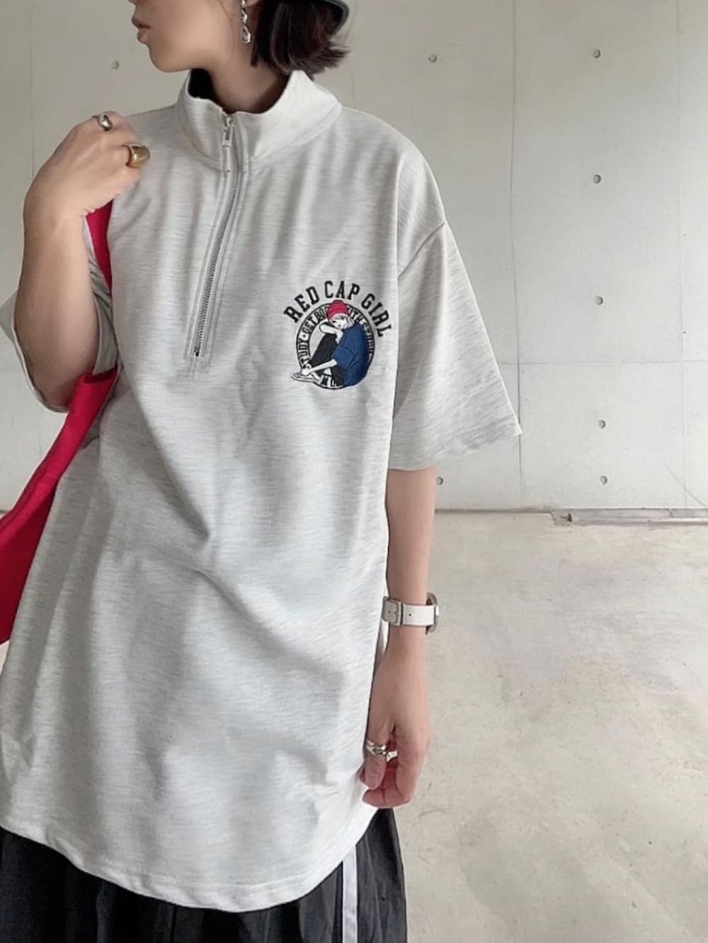 「SlashDate、ハーフジップ、Red Cap Girl、春ファッション、シンプルコーデ、tiptop、tipコーデ、ティアードスカート」｜「Red Cap Girlの【Red Cap Girl／レッドキャップガール】別注 ミニ裏毛 ワンポイント胸刺繍 ハーフジップ オーバーサイズ 推し活（Tシャツ/カットソー、グレー系）」を使った、なな☺︎さん（レディース・155cm）の春コーディネートの2枚目の写真
