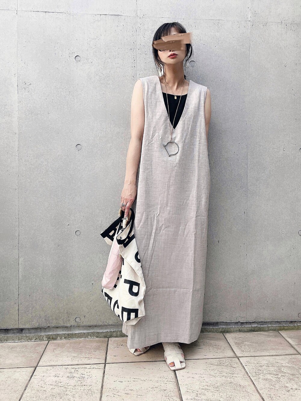 「Vネックワンピース、ノースリーブワンピース、シンプルコーデ、omnes、折りたたみ傘、晴雨兼用、大人カジュアル、オトナカジュアル、グルカサンダル」|「OMNESのストレッチ杢Vネックワンピース(ワンピース、グレー系)」を使った、なな☺︎さん(レディース・155cm)の春コーディネートの2枚目の写真