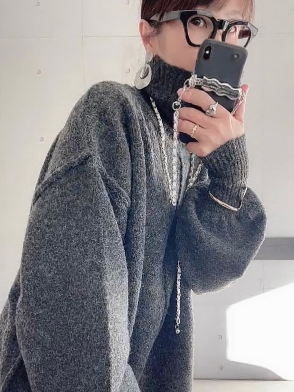 「ファッションを楽しもう、秋冬コーデ、シンプルスタイル、PR、selectmoca、florist、スマホショルダー、大人カジュアル、オトナカジュアル、レオパードパンツ、タートルネック」｜「select MOCAのリンキングボリュームスリーブニット（ニット/セーター、ブラック系）」を使った、なな☺︎さん（レディース・155cm）の秋コーディネートの5枚目の写真