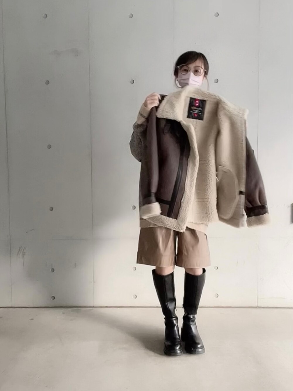 「alpha、B-3、alpha_industries_japan、Alpha Industries、モノマート(MONO-MART)、mivialoca、ハーフパンツ、ロングブーツ、オトナカジュアル、大人カジュアル、ボアジャケット」|「ALPHAのB-3フェイクムートン オーバーサイズ(ムートンコート、ブラウン系)」を使った、なな☺︎さん(レディース・155cm)の冬コーディネートの2枚目の写真