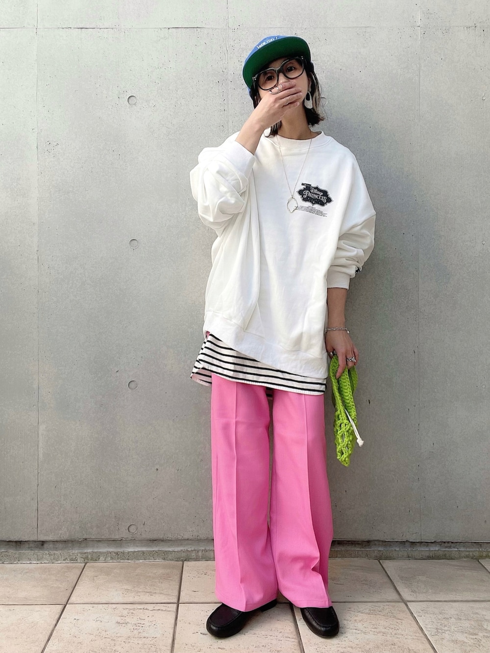 「春服みてみて、春コーデ、ローファー、パステル映える春、カラフル、FIG&VIPER、coca、ANDEX shoes product(ANDEX shoes product)、ミニバッグ、レイヤードスタイル、AMERICAN NEEDLE、メガネ女子、キャップ女子」|「FIG&VIPERのDisney princess LOGO BIG PO(スウェット、ホワイト系)」を使った、なな☺︎さん(レディース・155cm)の春コーディネートの5枚目の写真