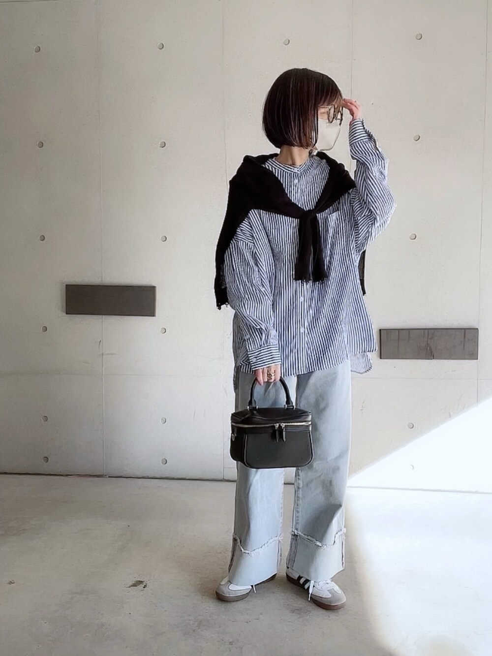 ブルー系のシャツ/ブラウス、ブルー系のデニムパンツ、ブラック系のショルダーバッグを着用したレディースの冬コーディネートの5枚目の写真