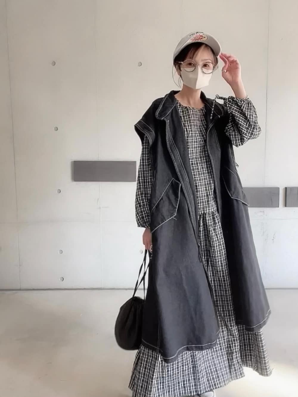 「春服デビュー宣言、ワンピース、forksy、ミリタリーベスト、春アウター、春コーデ、オトナカジュアル、大人カジュアル、ビッグシルエット、AMERICAN NEEDLE、シンプルコーデ、低身長」|「forksy.の【forksy.】ドロストシャーリングボリュームスリーブワンピース(ワンピース、ブラック系)」を使った、なな☺︎さん(レディース・155cm)の春コーディネートの3枚目の写真