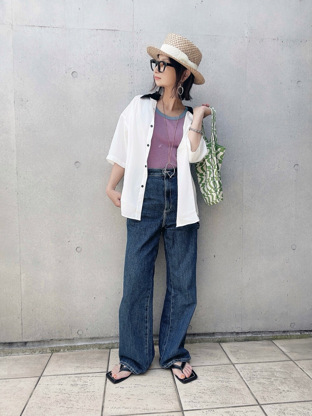 「トートバッグ、johnscloset、クレリックシャツ、大人カジュアル、オトナカジュアル、polcadot、カンカン帽、ニットバッグ、EACH、ビーチサンダル、GU、シャツスタイル」｜「Naive magicの【a】とろみポリエステルクレリック/バイカラービックシャツ 半袖（シャツ/ブラウス、ホワイト系）」を使った、なな☺︎さん（レディース・155cm）の夏コーディネートの3枚目の写真