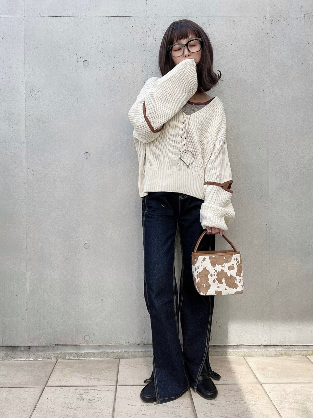 「春コーデ、スリットニット、スリットデニム、apretro、ANDEX shoes product(ANDEX shoes product)、coca、chiiiibag、大人カジュアル、オトナカジュアル、シンプルコーデ、春服みてみて」|「ap retroのエルボースリット畦編みニットプルオーバー(ニット/セーター、ホワイト系)」を使った、なな☺︎さん(レディース・155cm)の春コーディネートの3枚目の写真