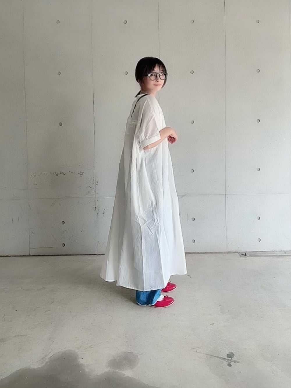 「PR、notch.、notch by kr、ピンタックワンピース、インド綿、レイヤードスタイル、デニムパンツ、ワイドパンツ、オトナカジュアル、ゆるシルエット、低身長女子」｜「notch.の【 notch. by KR 】インド綿　ヨークピンタックワンピース（ワンピース、ホワイト系）」を使った、なな☺︎さん（骨格ナチュラル・レディース・155cm）の春コーディネートの4枚目の写真
