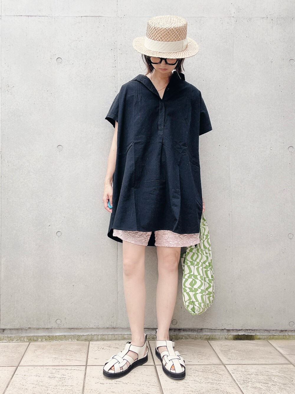 ブラック系のその他トップス、ピンク系のその他パンツ、グリーン系のトートバッグを着用したレディースの夏コーディネートの3枚目の写真