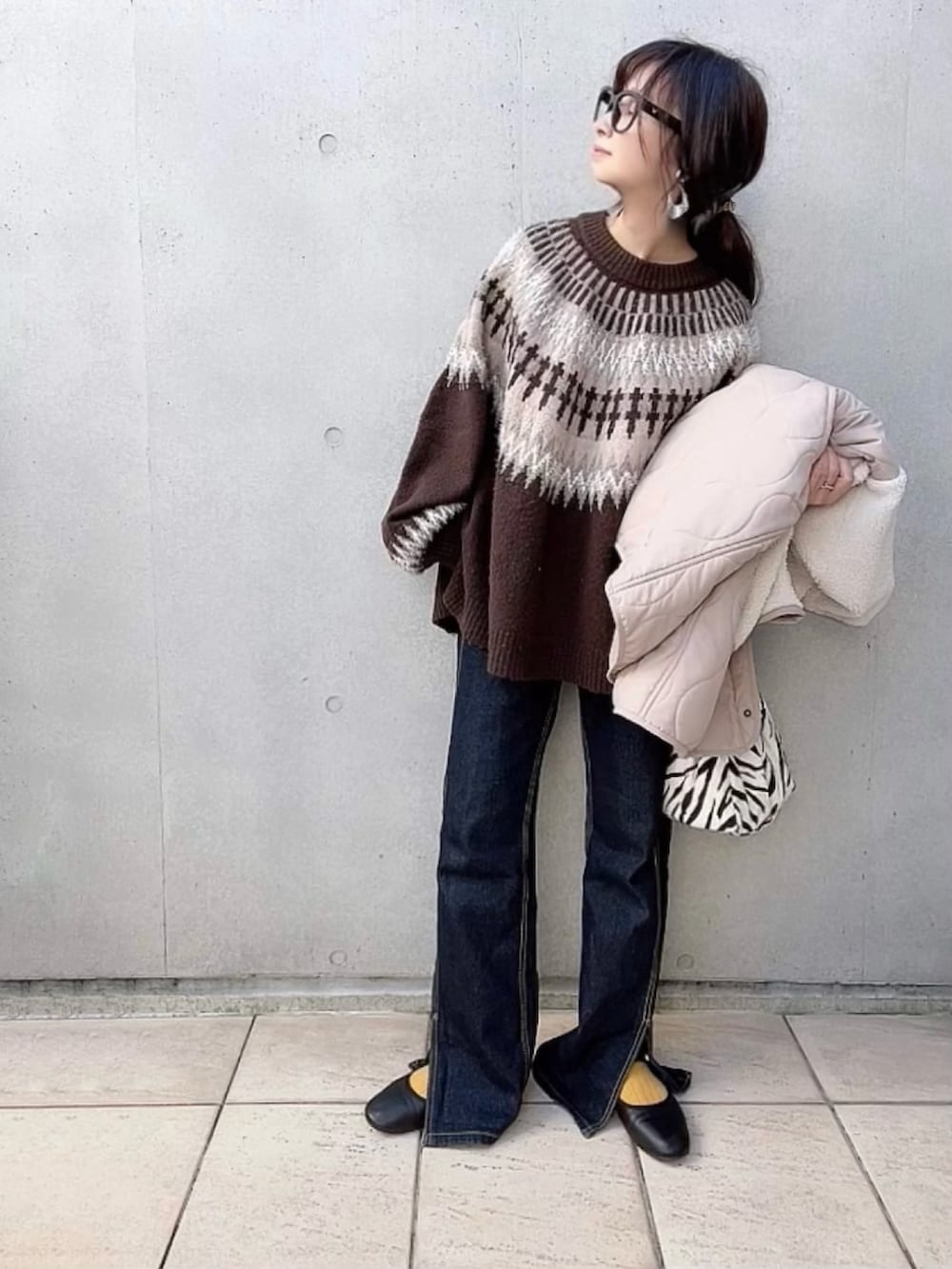 「シンプル、休日コーデ、巾着バッグ、ノルディック柄、ゼブラ柄、カンフーシューズ、スリットデニム、corners_style、apretro」|「CORNERSの【インフルエンサーKRさん×CORNERSコラボ】ノルディックニット(ニット/セーター、ブラウン系)」を使った、なな☺︎さん(レディース・155cm)の秋コーディネートの2枚目の写真