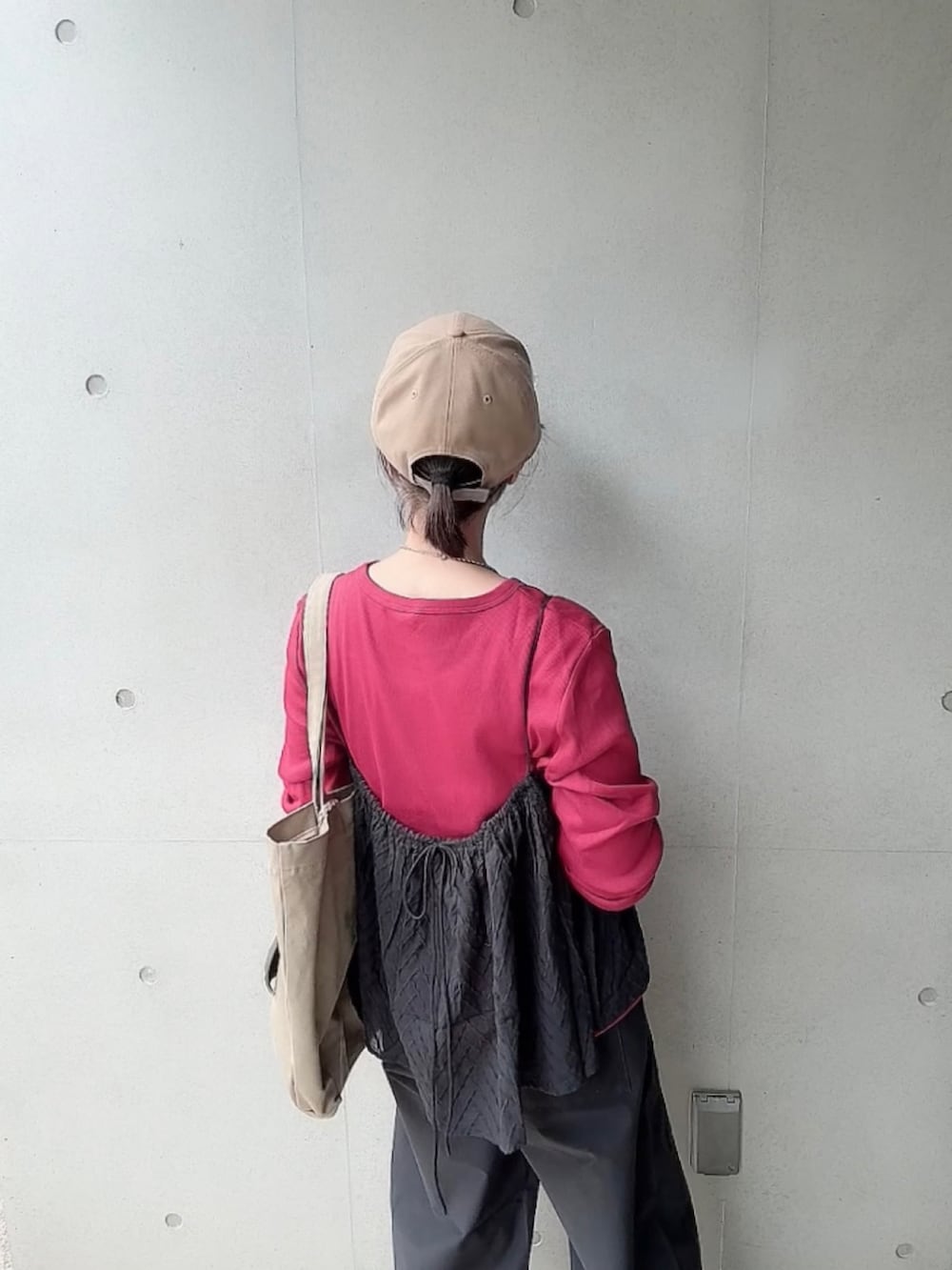 「PR、omnes、ビスチェ、キャミビスチェ、レイヤードスタイル、シンプルコーデ、秋服準備はじめました、ニット帽、NEWERA、ベースホールキャップ、ユニクロ、GU」｜「OMNESのコットンドビーキャミソール（キャミソール、ブラック系）」を使った、なな☺︎さん（骨格ナチュラル・レディース・155cm）の秋コーディネートの3枚目の写真