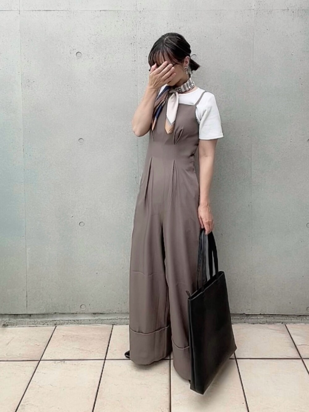 「きれいめカジュアル、大人カジュアル、select MOCA(select MOCA)、selectmocabyminami、サロペット、PR、florist、トートバッグ、オトナカジュアル」|「select MOCAの【サイズ展開あり】ロールアップフロントタックオールインワン(つなぎ/オールインワン、ブラウン系)」を使った、なな☺︎さん(レディース・155cm)の夏コーディネートの2枚目の写真