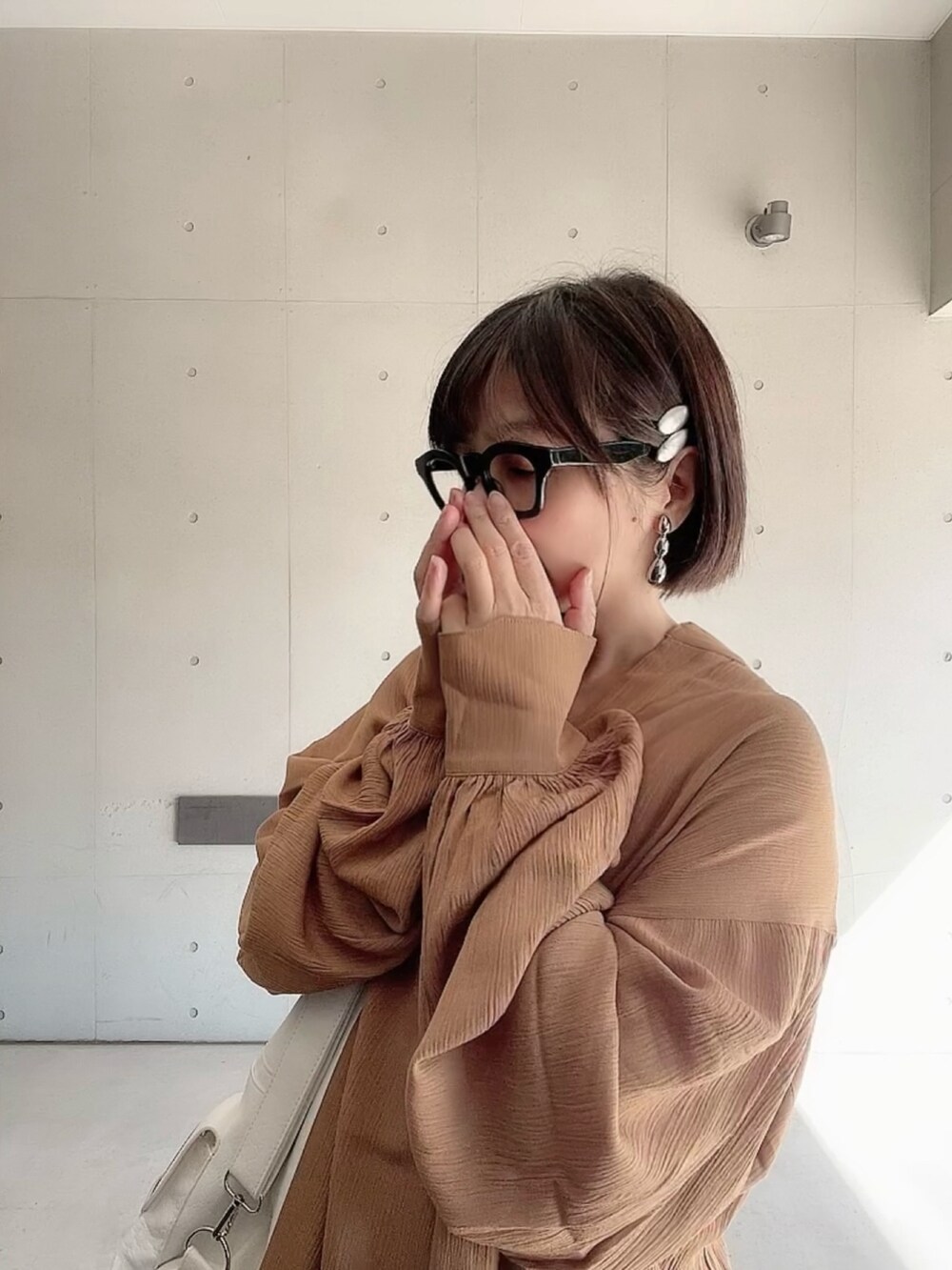 「春コーデ、プチプラ、春服みてみて、キャミワンピ、selectMOCAbyson、selectmoca、キーネック、レイヤードスタイル、お出かけコーデ、シンプルコーデ、スニーカー、オトナカジュアル、大人カジュアル」｜「select MOCA by sonのキーネックボリュームスリーブオーバーブラウス（シャツ/ブラウス、ブラウン系）」を使った、なな☺︎さん（レディース・155cm）の春コーディネートの5枚目の写真