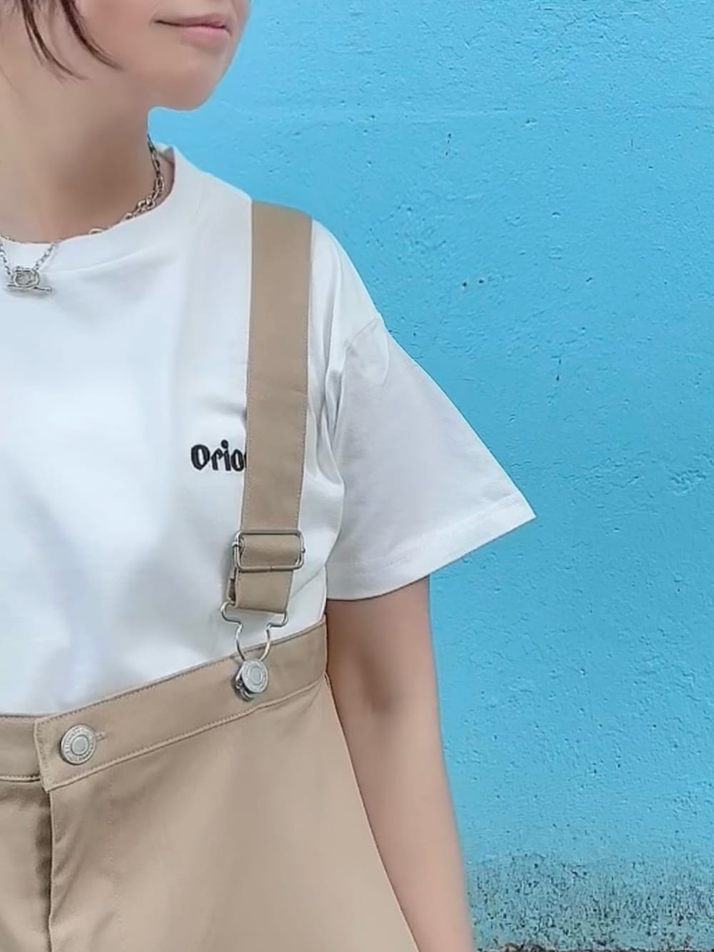 「サングラス、サンダル、白Tシャツ、PR、SOTT、オリオンビール、オリオンビールTシャツ、オーバーオール、オトナカジュアル、大人カジュアル」｜「SOTTのEmbroidered Overalls　刺繍オーバーオール（サロペット/オーバーオール、ベージュ系）」を使った、なな☺︎さん（骨格ナチュラル・レディース・155cm）の春コーディネートの4枚目の写真