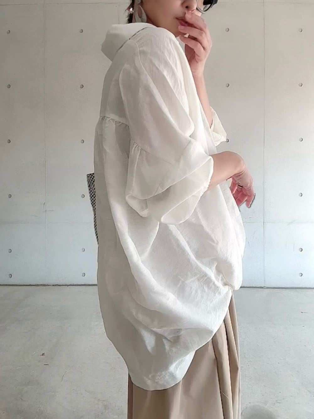 「春めき満開コーデ、PR、notch.、notch. by yui、春カラー、低身長女子、大人カジュアル、オトナカジュアル」｜「notch.の裾ドロストシャツ（シャツ/ブラウス、ホワイト系）」を使った、なな☺︎さん（骨格ナチュラル・レディース・155cm）の春コーディネートの4枚目の写真