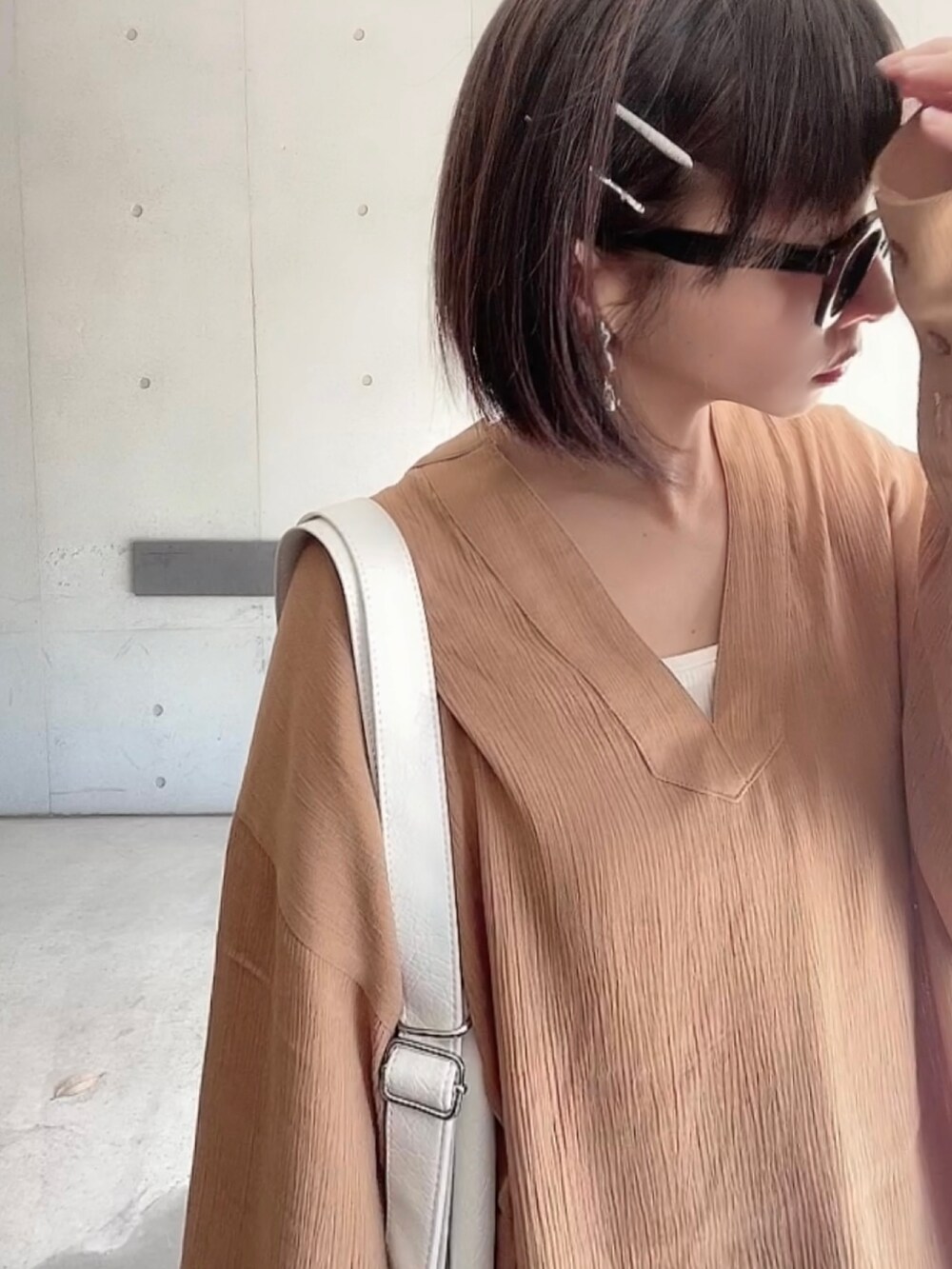 「春コーデ、プチプラ、春服みてみて、キャミワンピ、selectMOCAbyson、selectmoca、キーネック、レイヤードスタイル、お出かけコーデ、シンプルコーデ、スニーカー、オトナカジュアル、大人カジュアル」｜「select MOCA by sonのキーネックボリュームスリーブオーバーブラウス（シャツ/ブラウス、ブラウン系）」を使った、なな☺︎さん（レディース・155cm）の春コーディネートの4枚目の写真