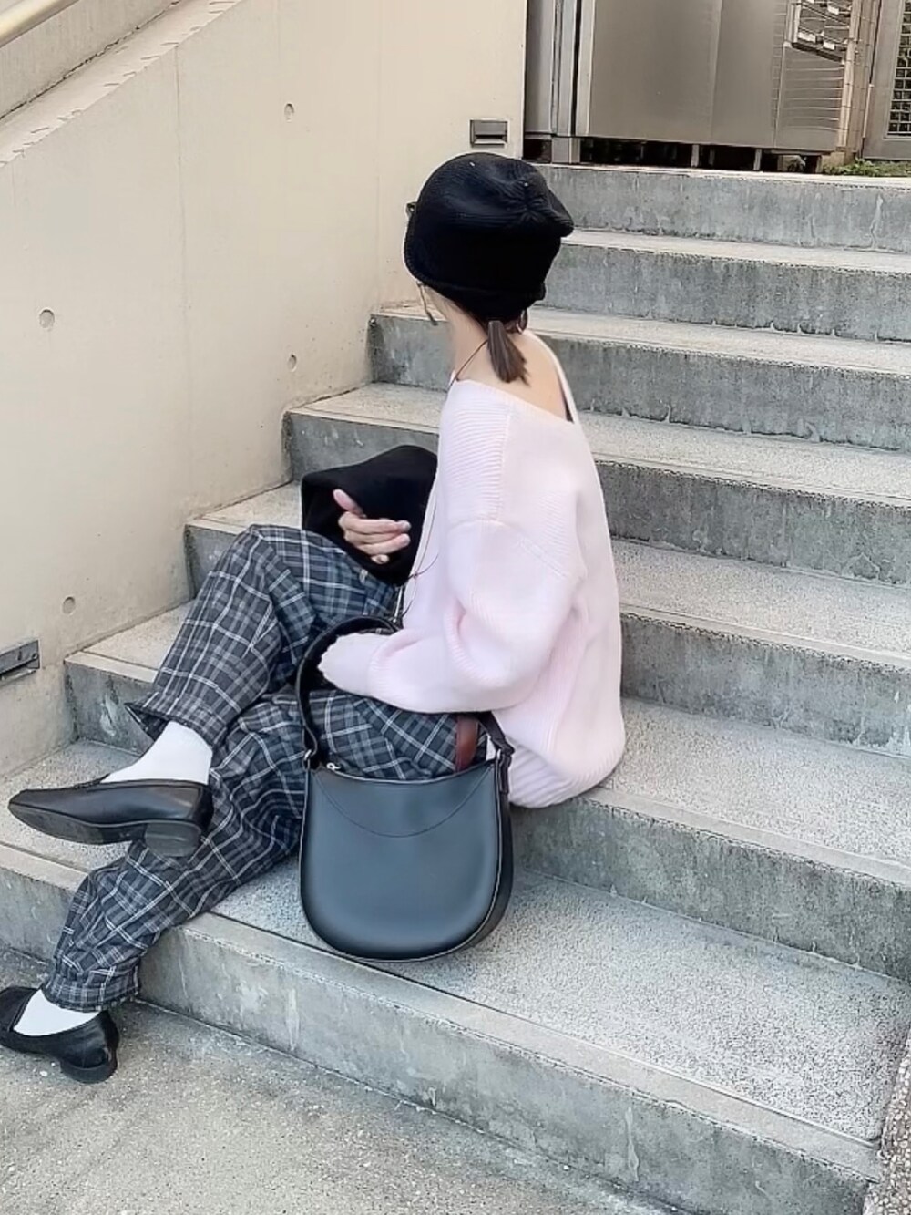 「ローファー、淡色コーデ、キャップ、休日スタイル、クリスマスに着たい服、ニット帽、PR、amely、マイベストコーデ2023、大人カジュアル、オトナカジュアル、シンプルコーデ」|「AMELYの≪ミクエリ×AMELYコラボ≫前後2Wayラウンドニット(ニット/セーター、ピンク系)」を使った、なな☺︎さん(レディース・155cm)の冬コーディネートの5枚目の写真
