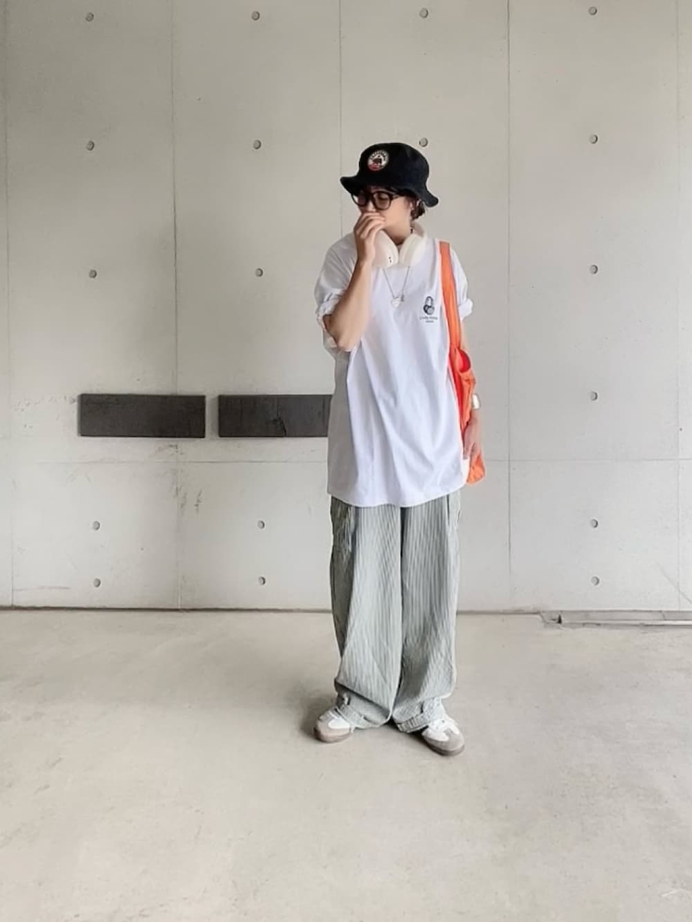 「PR、confirm、ILL'S、バケットガール、sudio、ヘッドホン、メンズライク、メガネ女子、バケットハット、シンプルコーデ、カジュアルスタイル、低身長コーデ」｜「ILL'Sの24SS 新柄追加 イラストバックプリント / ワンポイント刺繍 ビッグシルエット半袖Tシャツ カットソー ユニセックス【ILL'S】（Tシャツ/カットソー、ホワイト系）」を使った、なな☺︎さん（レディース・155cm）の春コーディネートの4枚目の写真