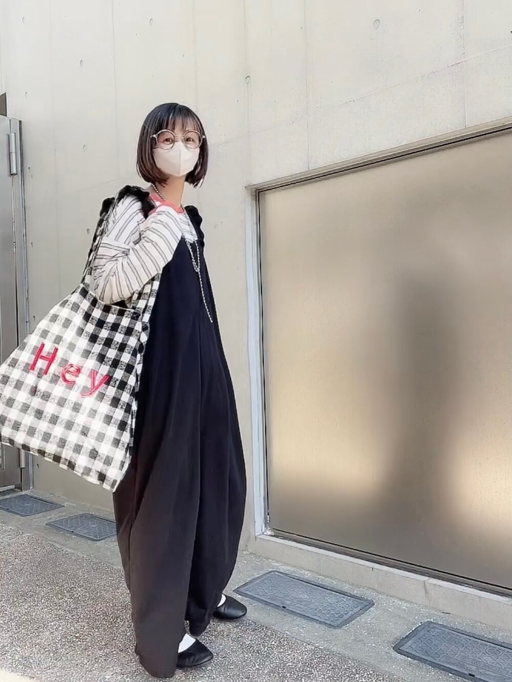 「ほめられ本命コーデ、ボーダー、バイカラー、オーバーサイズ、春コーデ、プチプラ、forksy、isook、サロペット、オトナカジュアル、大人カジュアル、シンプルコーデ、カンフーシューズ、メイクアップ」｜「forksy.の【forksy.】配色リブオーバーサイズボーダーカットソー（Tシャツ/カットソー、ベージュ系）」を使った、なな☺︎さん（レディース・155cm）の冬コーディネートの5枚目の写真